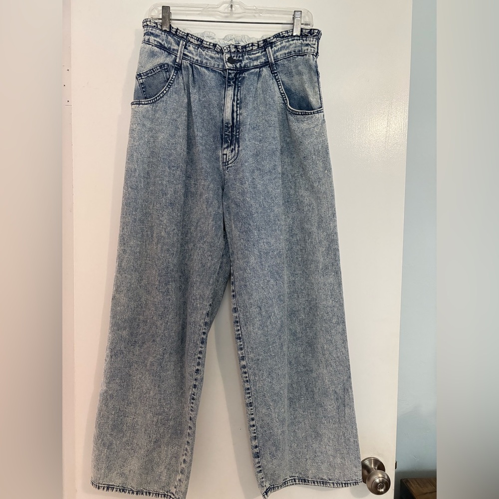MOTHER Light Wash Relaxed Jeans with ruffle waist!